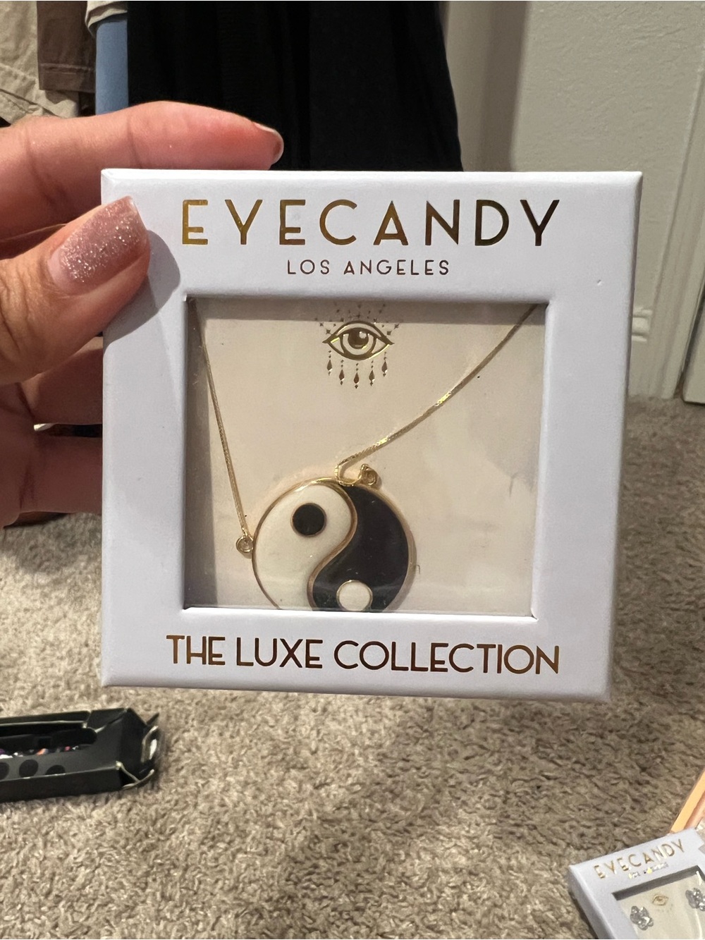 eye candy Gold Yin Yang Necklace - Black & White